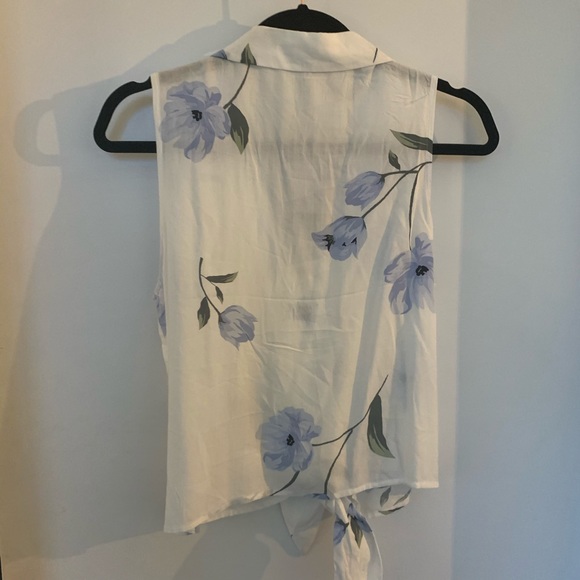 Dynamite White patterned blouse NWT - Picture 3 of 3